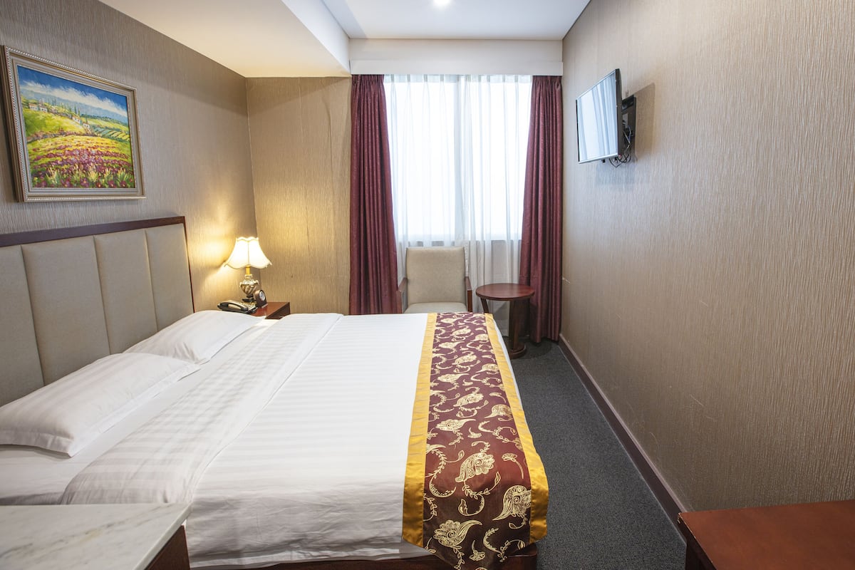 Deluxe King Room | In-room safe, desk, soundproofing, iron/ironing board