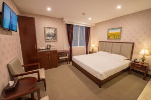 ラグジュアリー ルーム キングベッド 1 台 | セーフティボックス (室内)、デスク、防音設備、アイロン / アイロン台