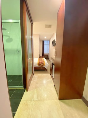 Economy Room, 1 Queen Bed | In-room safe, desk, soundproofing, iron/ironing board