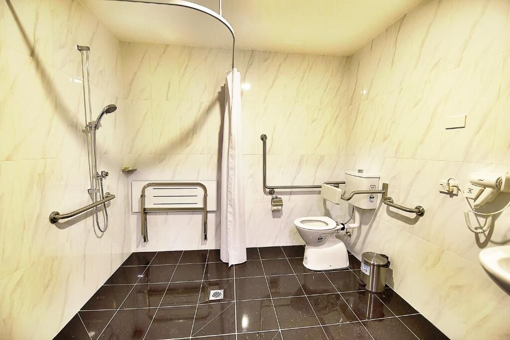 executive king room | bathroom | shower, free toiletries, hair dryer, slippers
