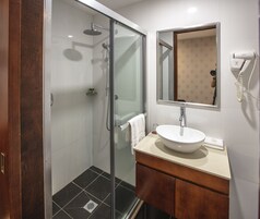 Douche, articles de toilette gratuits, sèche-cheveux, chaussons