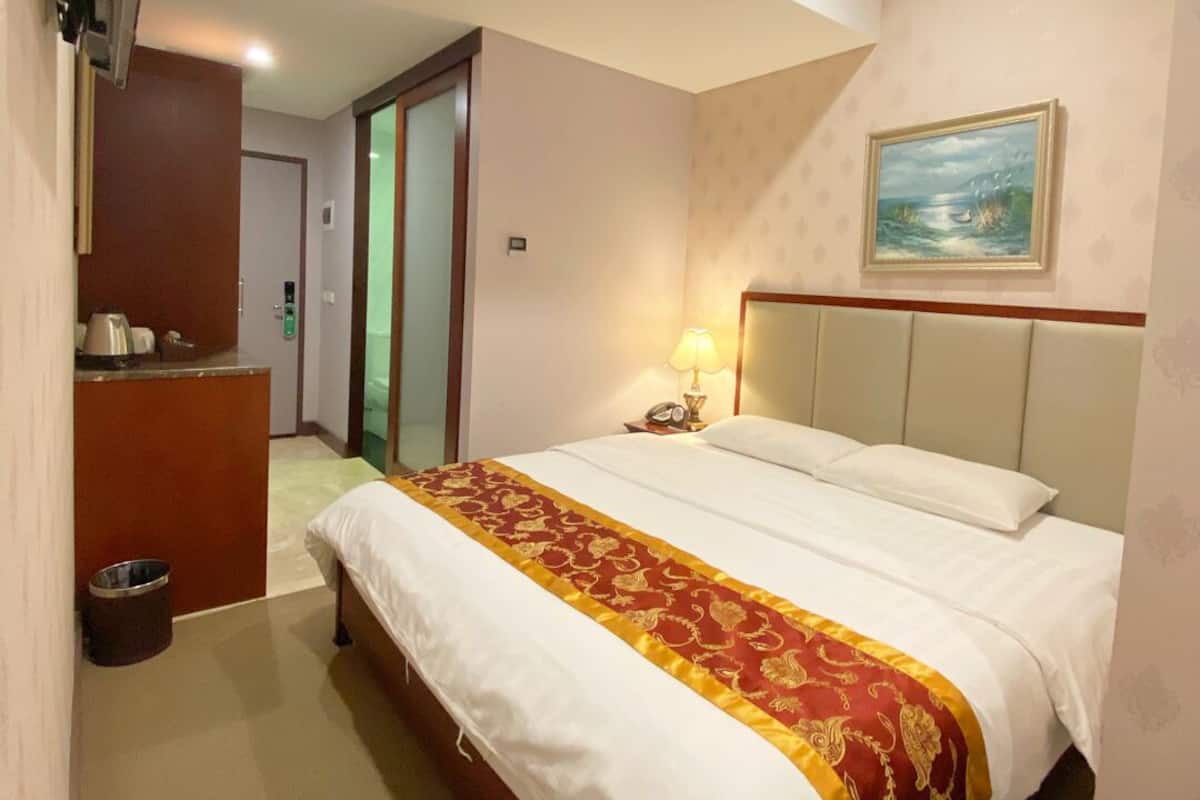 Economy Room, 1 Queen Bed | In-room safe, desk, soundproofing, iron/ironing board
