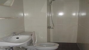 A bathroom with a sink, toilet, and shower. - Don Mueang-Challenger Impact Muangthong Thani (Pak Kret)