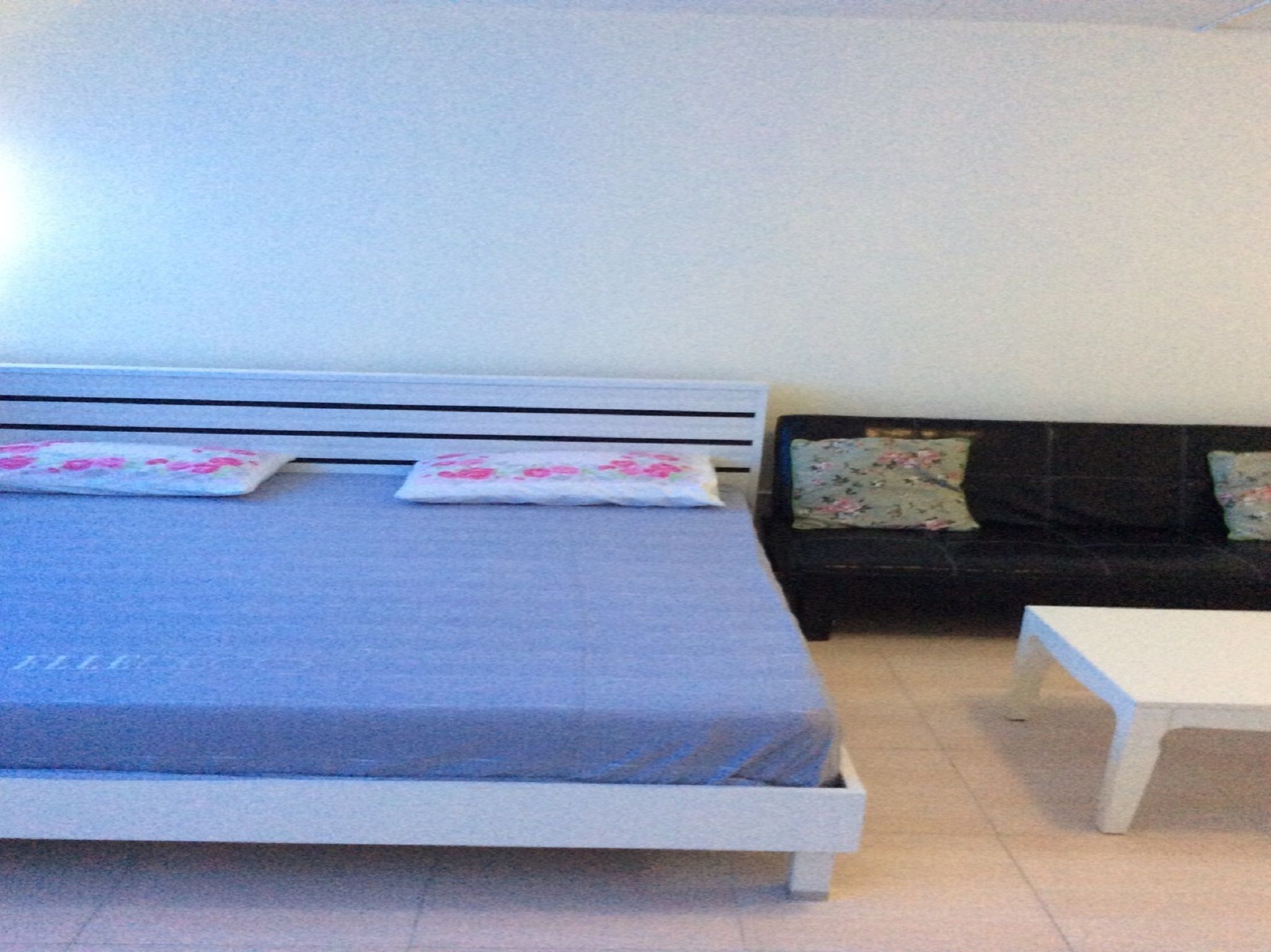 Iron/ironing board, rollaway beds, free WiFi