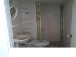 Shower, free toiletries, slippers, towels - Don Mueang-Challenger Impact Muangthong Thani (Pak Kret)