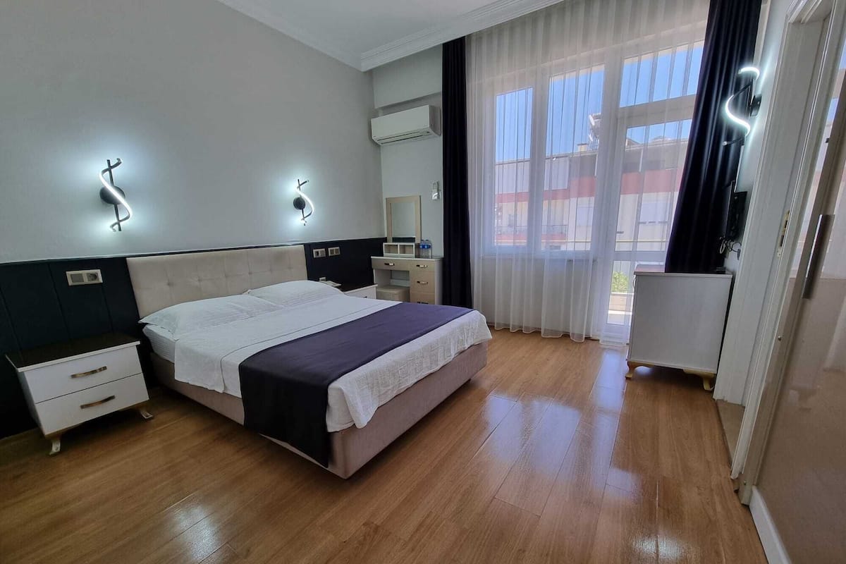 Premium bedding, minibar, desk, blackout curtains
