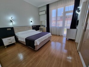 Premium bedding, minibar, desk, blackout drapes