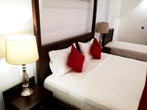 Deluxe Triple Room | Desk, iron/ironing board, rollaway beds, free WiFi