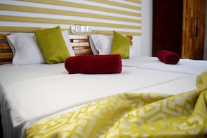 Desk, iron/ironing board, rollaway beds, free WiFi - Hasara Guest House (Galle)