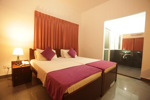 Deluxe Triple Room | Desk, iron/ironing board, rollaway beds, free WiFi - Hasara Guest House (Galle)
