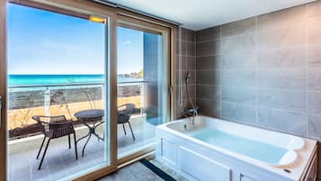 Couple Room or Emerald Room (Random Assign) | ์ค๋ฆฌ/๊ฑฐ์ํธ ์ด๋ถ, ์ฑ
์, ๋ฌด๋ฃ WiFi, ์นจ๋ ์ํธ