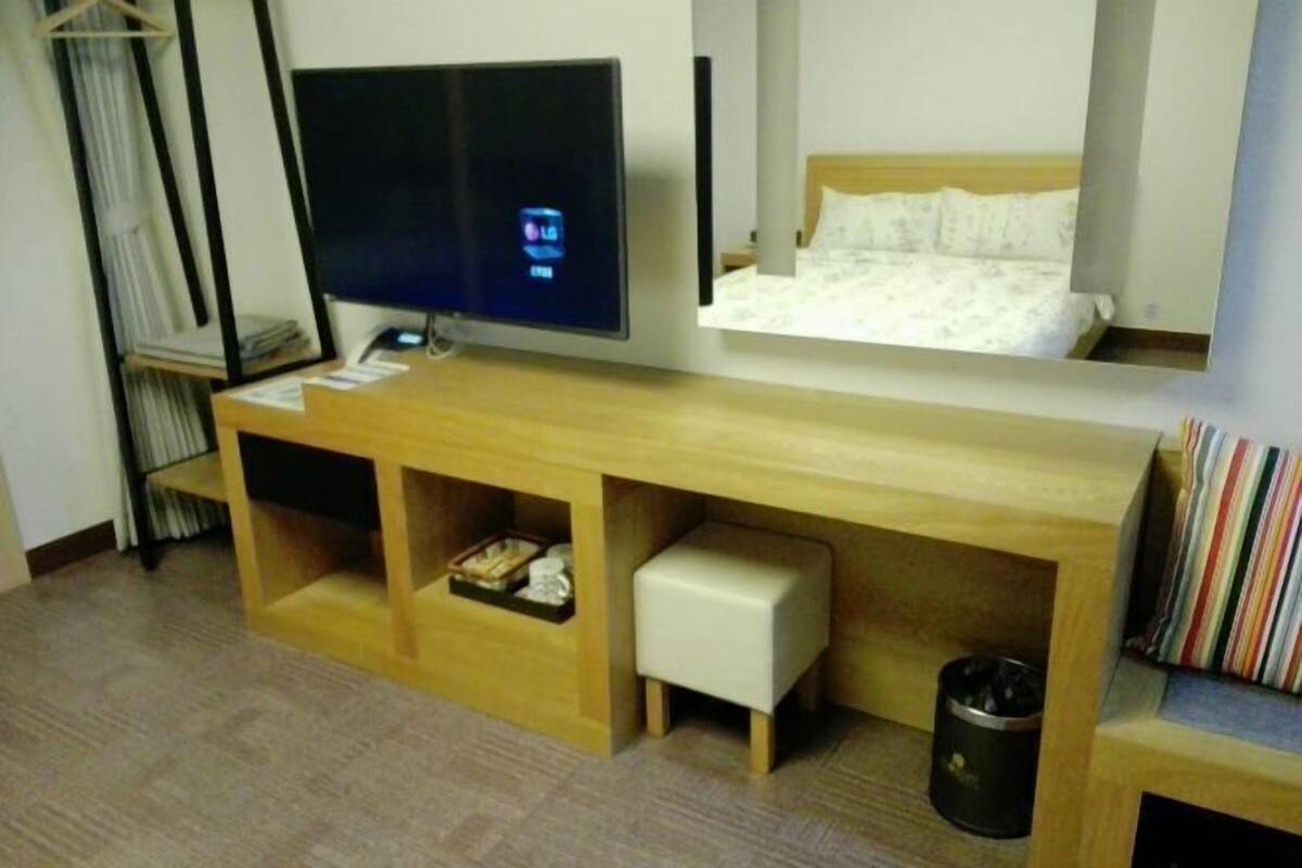 Down duvets, desk, free WiFi, bed sheets
