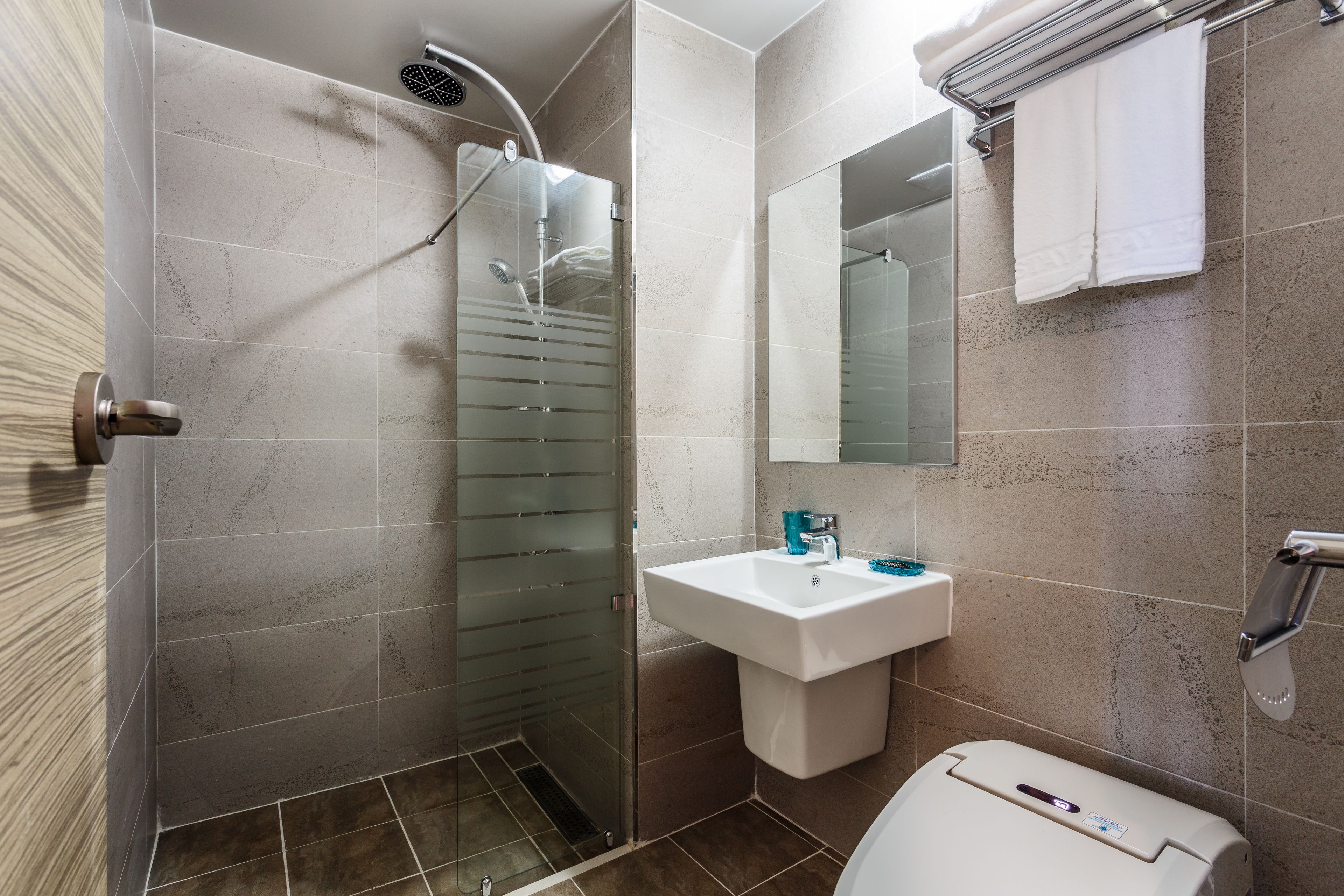 separate bathtub and shower, jetted bath, free toiletries, hair dryer