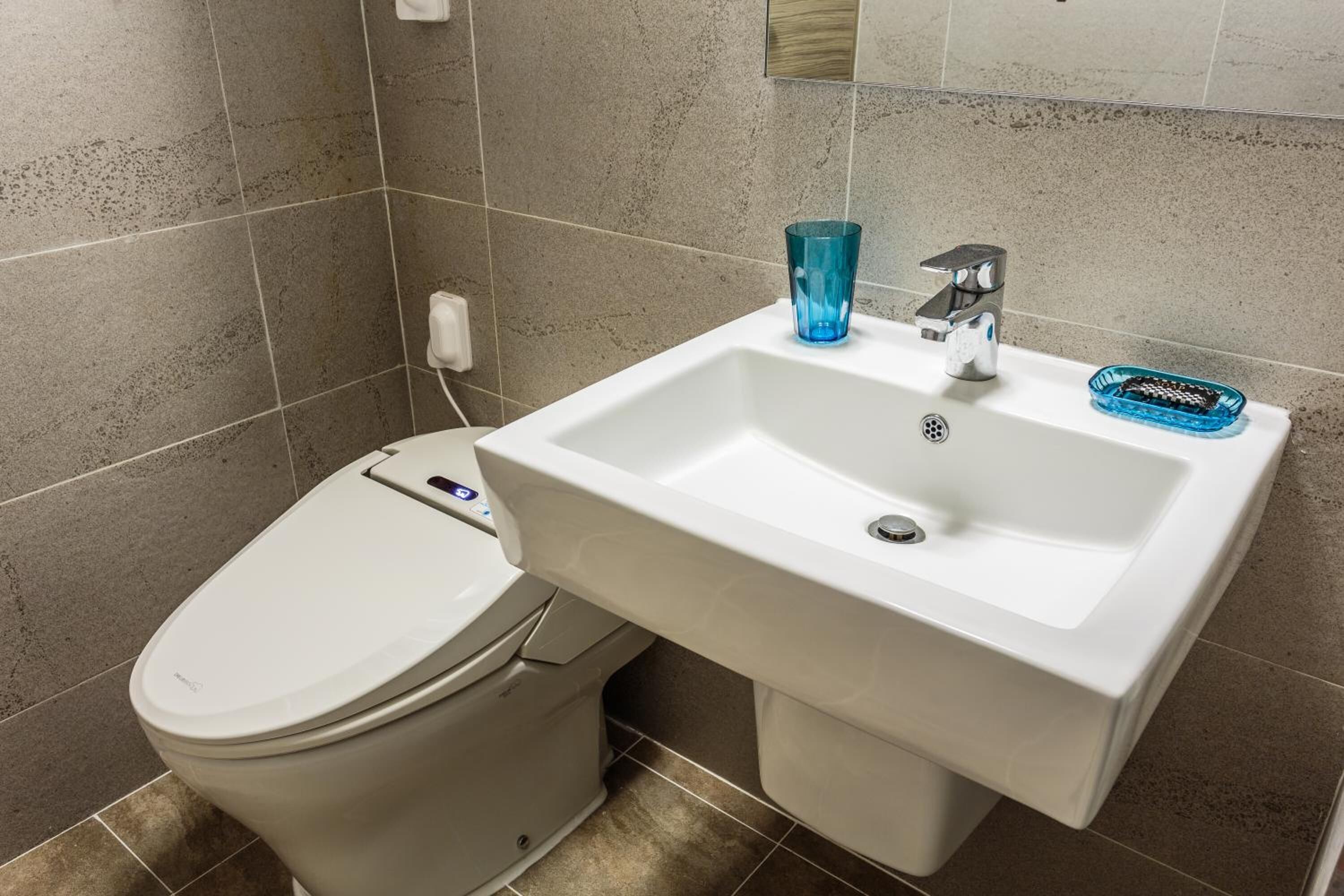 separate bathtub and shower, jetted bath, free toiletries, hair dryer