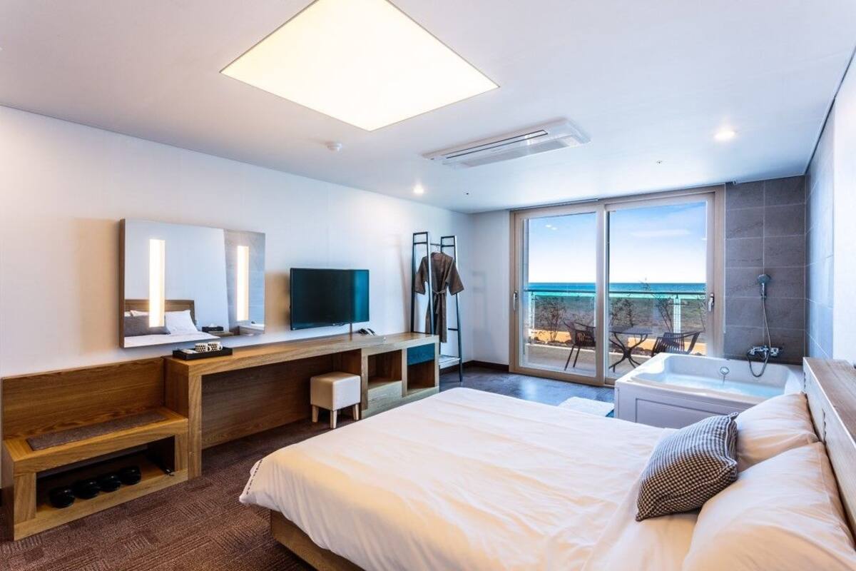 Couple Room or Emerald Room (Random Assign) | Down duvets, desk, free WiFi, bed sheets