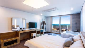 Couple Room or Emerald Room (Random Assign) | 羽绒被、办公桌、免费 WiFi、床单