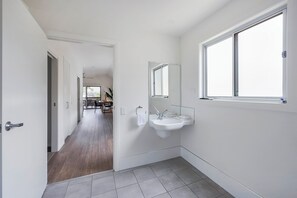 Premium huisje (Sleeps 5 - Accessible) | Badkamer | Een douche, gratis toiletartikelen, een haardroger, handdoeken