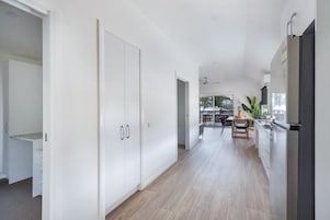 Cabana premium (Sleeps 5 - Accessible) | Ferros/tábuas de passar roupa, Wi-Fi de cortesia, roupa de cama