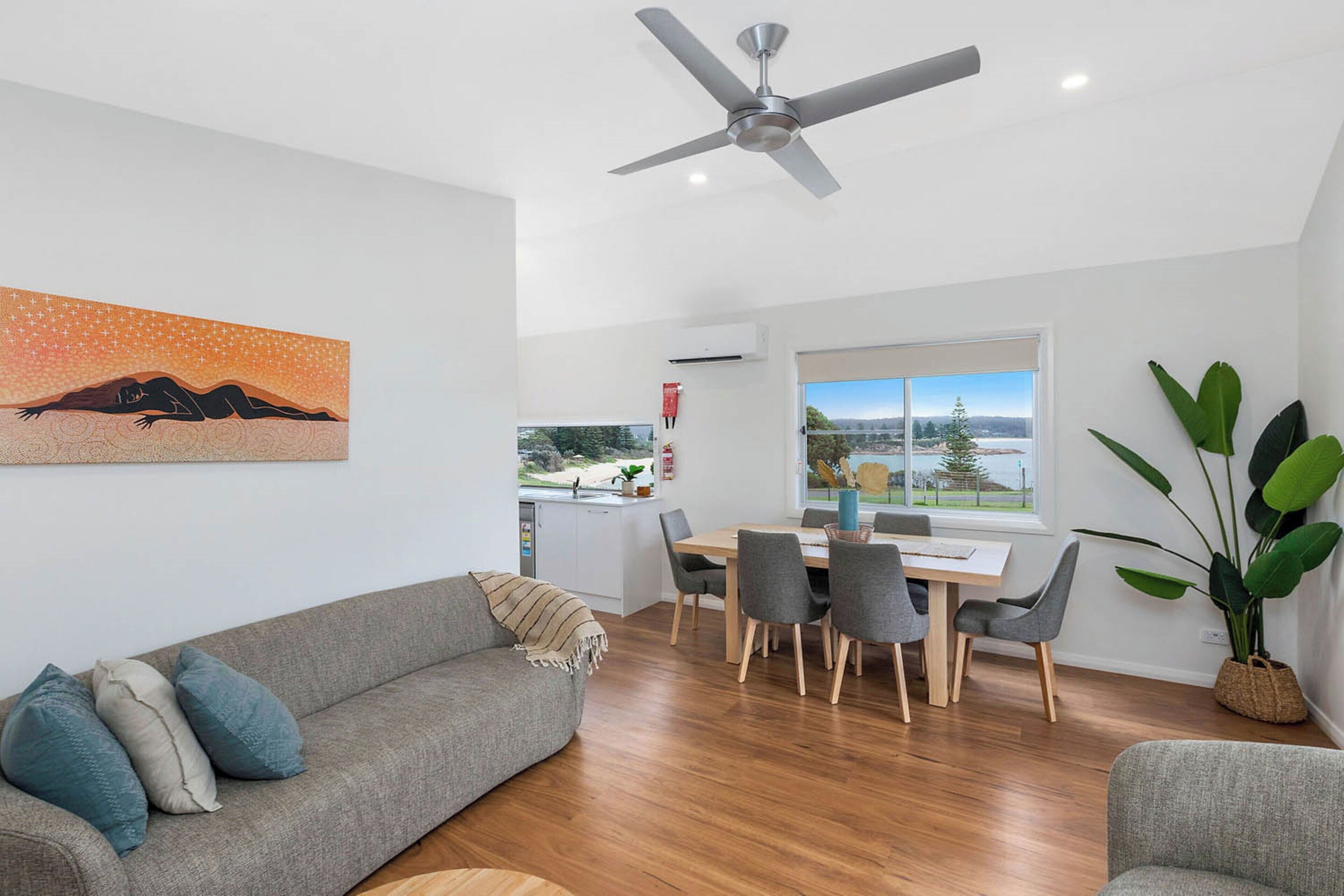 Premium-Ferienhütte, Meerblick (Sleeps 4) | Wohnbereich | 32-Zoll-Fernseher mit Kabelempfang
