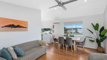 Premium-Ferienhütte, Meerblick (Sleeps 4) | Wohnbereich | 32-Zoll-Fernseher mit Kabelempfang