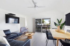 Premium huisje (Sleeps 5 - Accessible) | Woonruimte | Een 32-inch televisie met kabelzenders