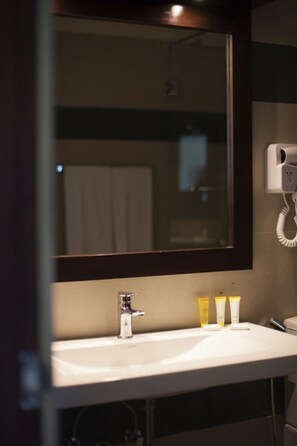 غرفة ديلوكس ثلاثية | حمام | تجهيزات دش، مستلزمات مجانية للعناية الشخصية، مجففات شعر، مناشف