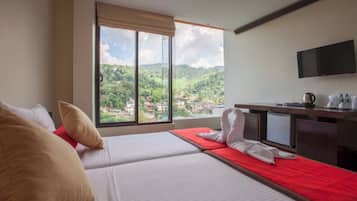 Habitación Deluxe | Ropa de cama de alta calidad, caja fuerte, escritorio