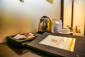 غرفة ديلوكس ثلاثية | أغطية فراش متميزة وخزنة داخل الغرفة ومكتب ومكواة/لوح كي