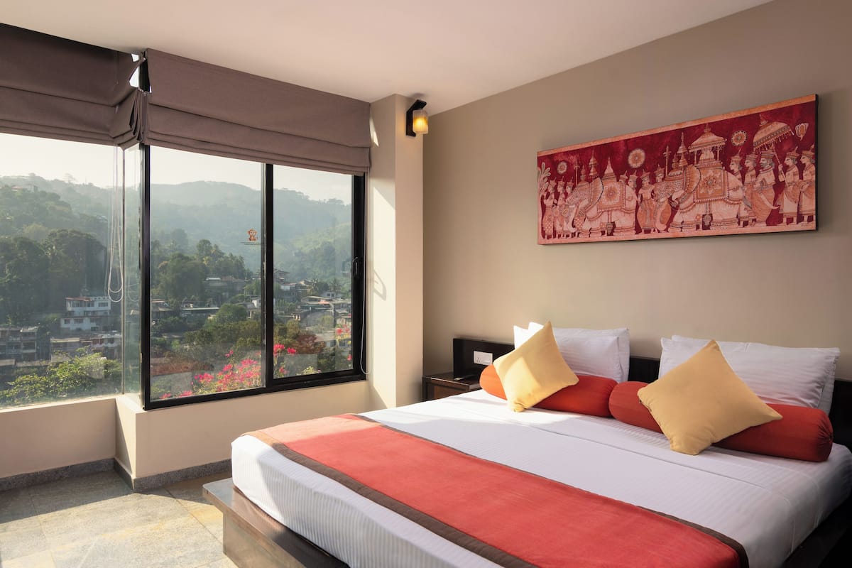 豪華客房 | 高級寢具、房內夾萬、書桌、熨斗/熨衫板