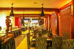 Breakfast (USD 10.00 per person)