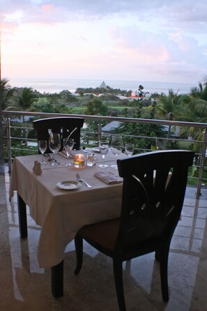 2 間餐廳，供應早餐、午餐和晚餐，亞洲料理