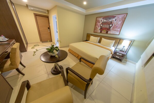 1 habitación, caja de seguridad en la habitación y escritorio