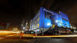 Un edificio con un letrero que dice "Frankie's Hotel".