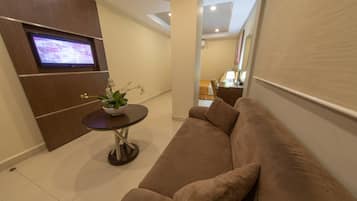 Standard Suite, 1 Queen Bed