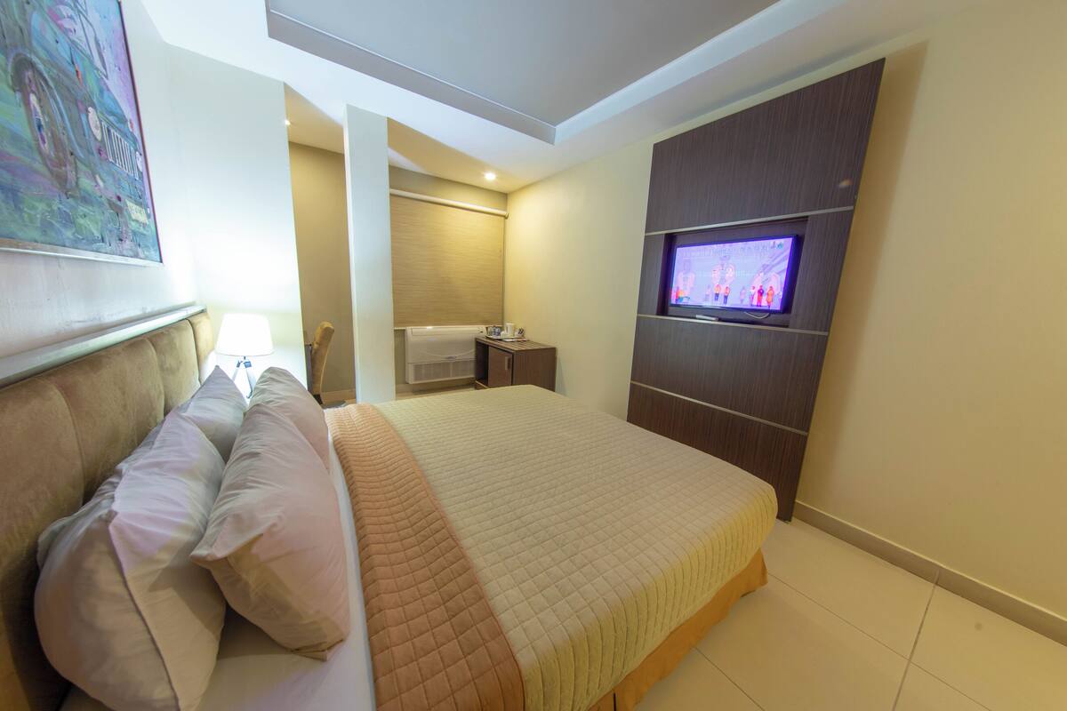 1 ห้องนอน, ตู้นิรภัยในห้องพัก, โต๊ะทำงาน, พื้นที่ทำงานแบบใช้แล็ปท็อป