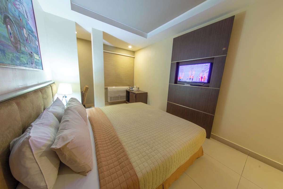 1 bedroom, in-room safe, desk, laptop workspace