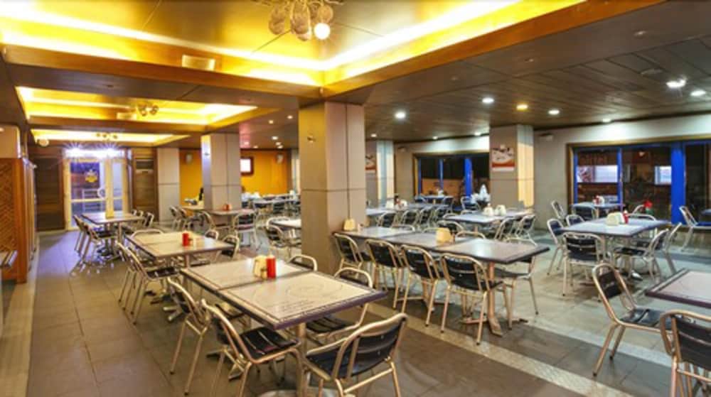 Frankie's Foods and Rooms by null