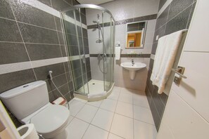 Shower, hair dryer, towels - Frankie´s Hotel (Accra)