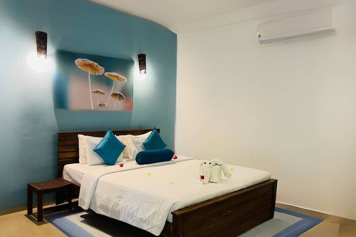 1 bedroom, Frette Italian sheets, premium bedding, down comforters