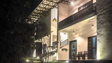 Télévision à écran plat, jouets, films à la carte