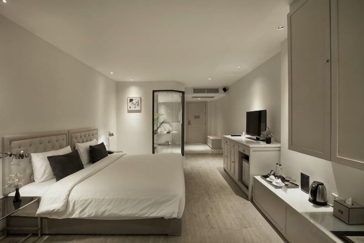 Premium bedding, minibar, in-room safe, desk