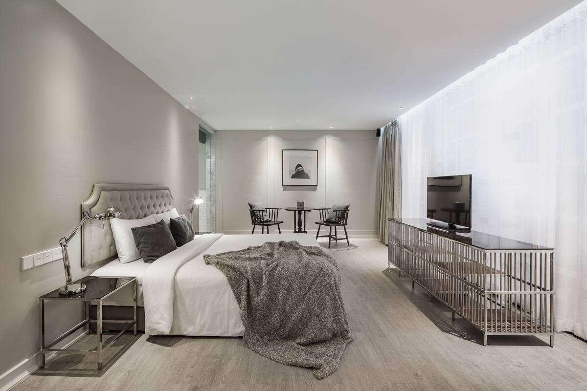 Sengetøy av topp kvalitet, minibar, safe på rommet og skrivebord