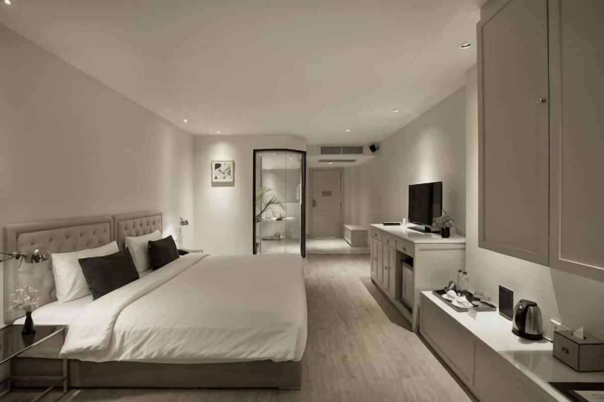 Premium bedding, minibar, in-room safe, desk
