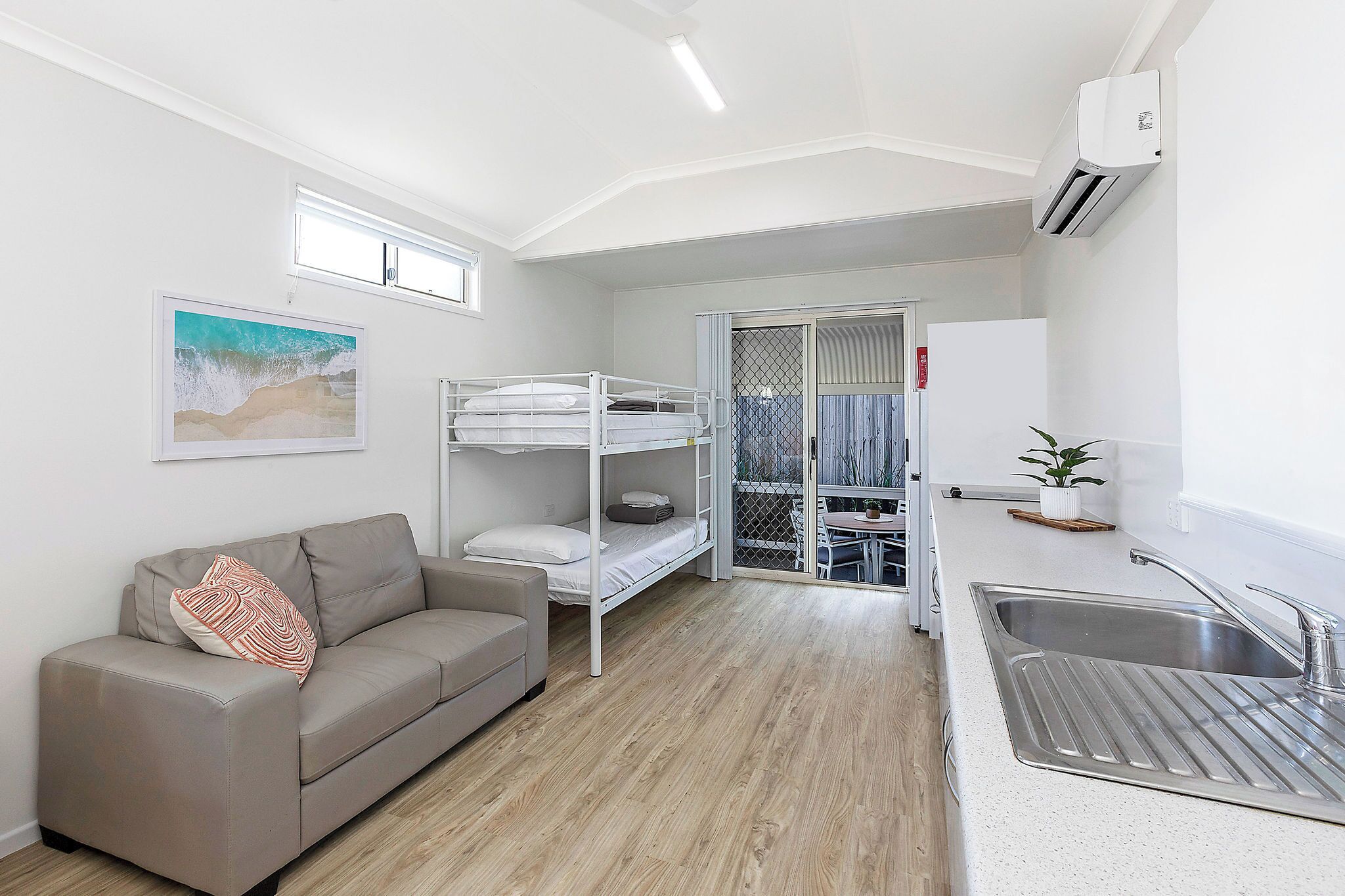 Deluxe Cabin - Sleeps 4 - Dog Friendly | 起居區 | 32-吋電視，提供有線頻道