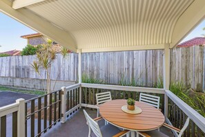 Deluxe Cabin - Sleeps 4 - Dog Friendly | Street view - Reflections Ballina - Holiday Park (Ballina)