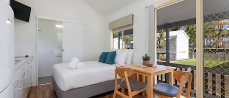 Standard Cabin - Sleeps 2 - Dog Friendly | Oppholdsområde | En 32-tommers TV med kabel-kanaler