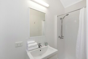 Standard Cabin - Sleeps 4 - Dog friendly | Badrum | Hårtork och handdukar