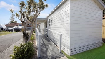 Cabaña Deluxe, 1 habitación | Estacionamiento para personas con discapacidad