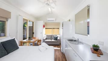 Standard Cabin - Sleeps 2 - Dog Friendly | Espacio para trabajar con laptop, cortinas blackout y wifi gratis
