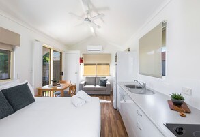 Standard Cabin - Sleeps 2 - Dog Friendly | Espacio para trabajar con un portátil, cortinas opacas, wifi gratis